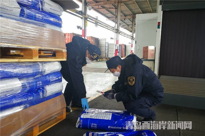 圖為：海關(guān)關(guān)員對進(jìn)口的用于生產(chǎn)農(nóng)業(yè)肥的微量元素進(jìn)行查驗 孟昭宇攝.jpg