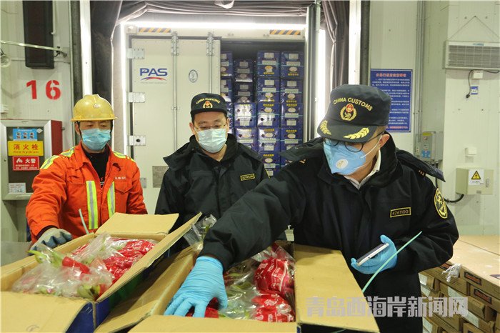 黃島海關(guān)“即驗即放”保障進(jìn)口新鮮水果供應(yīng) (1).jpg