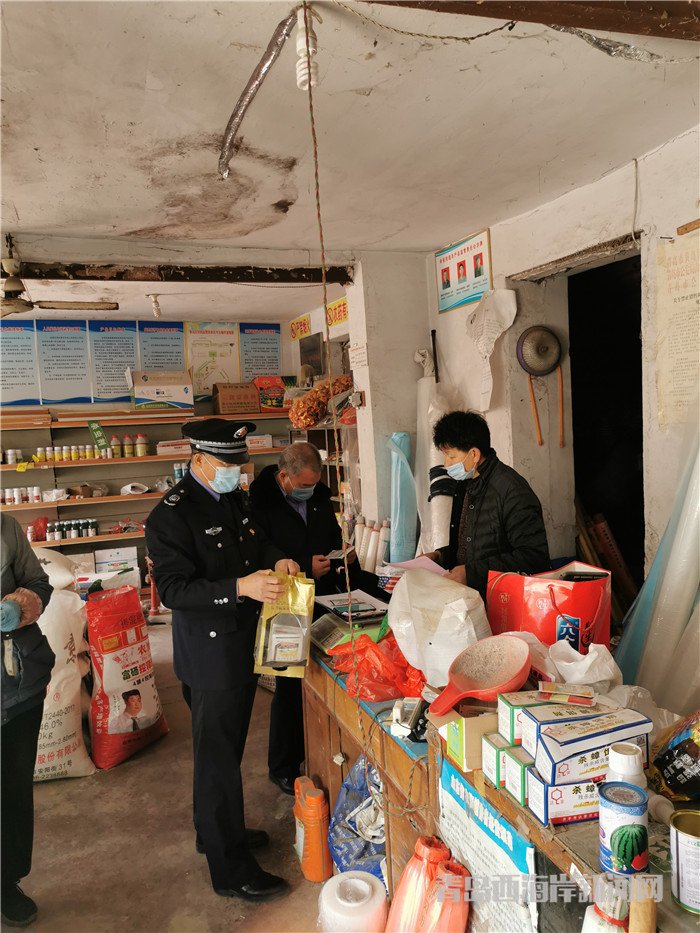 圖1為西海岸新區(qū)農(nóng)業(yè)綜合行政執(zhí)法大隊(duì)執(zhí)法人員在辛安街道農(nóng)藥店檢查。.jpg