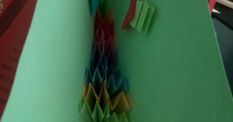 小小賀卡，架起愛與心的橋梁